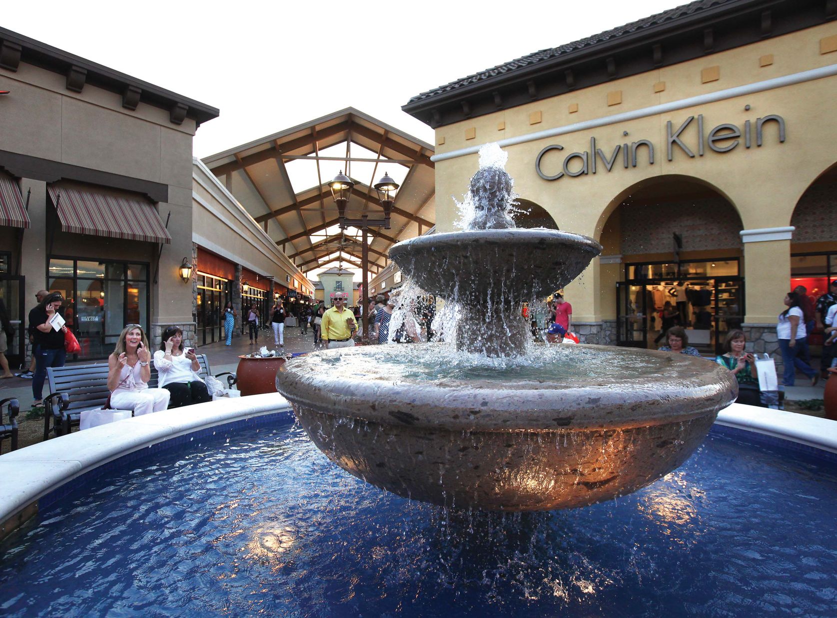 Calvin klein store tejon outlets