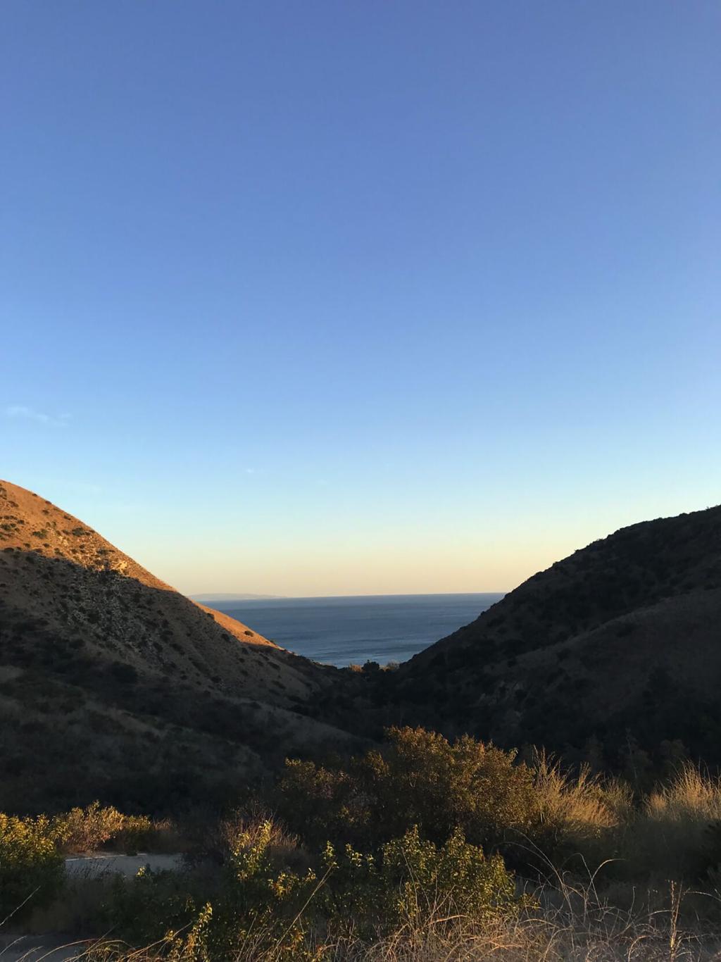 Premium Photo  An aerial view of zuma beach and mountains against