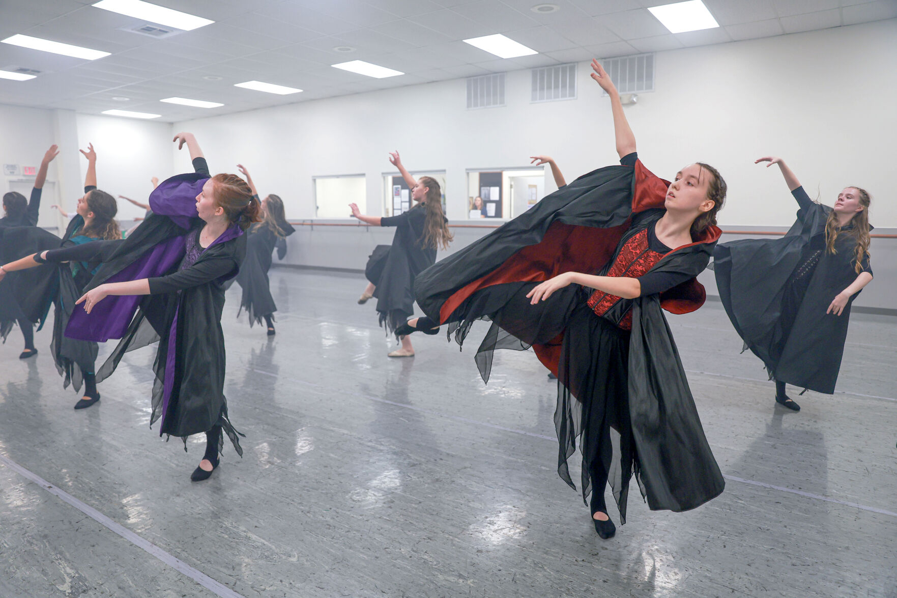 wow house on the hill ロンパース ballet 70 Civic Dance Center aims for chills with its take on 'Hansel