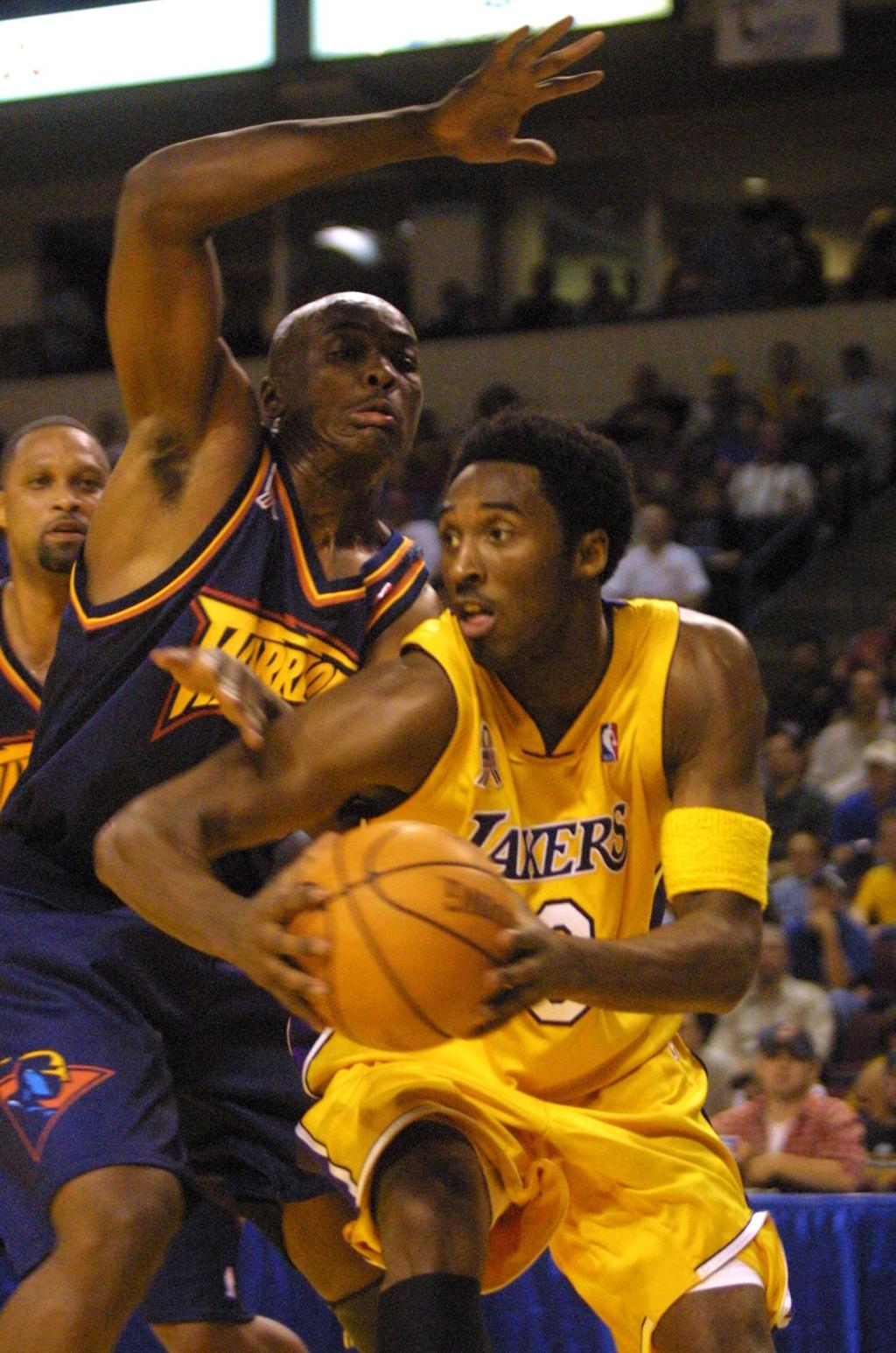 Trevor Ariza sports Kobe Bryant jersey in Philadelphia