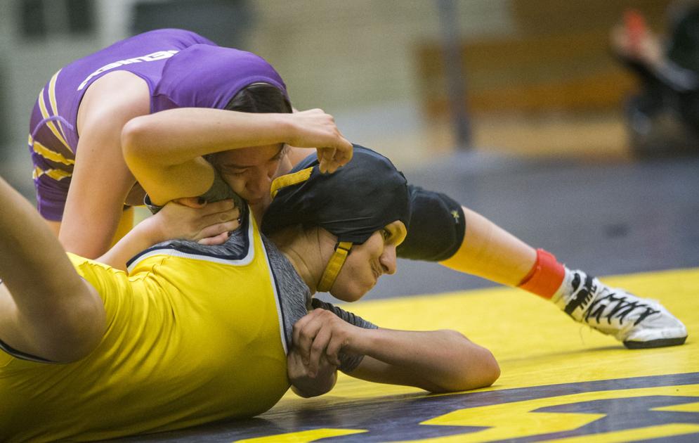 hot-high-school-girls-wrestling-nudist