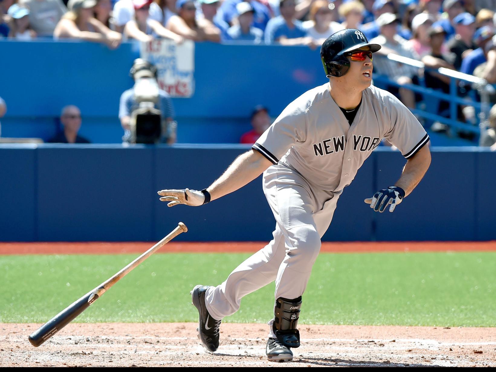 Yankees' Mark Teixeira leaves with wrist injury