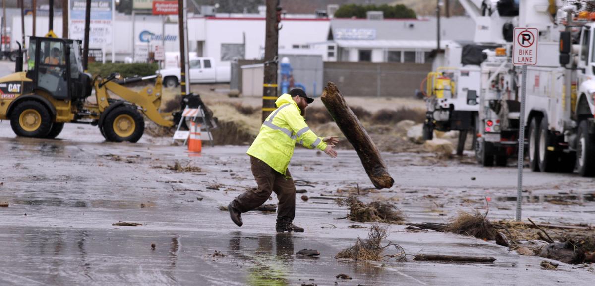 Rainfall leads to road closures, flash flood warning in Kern County