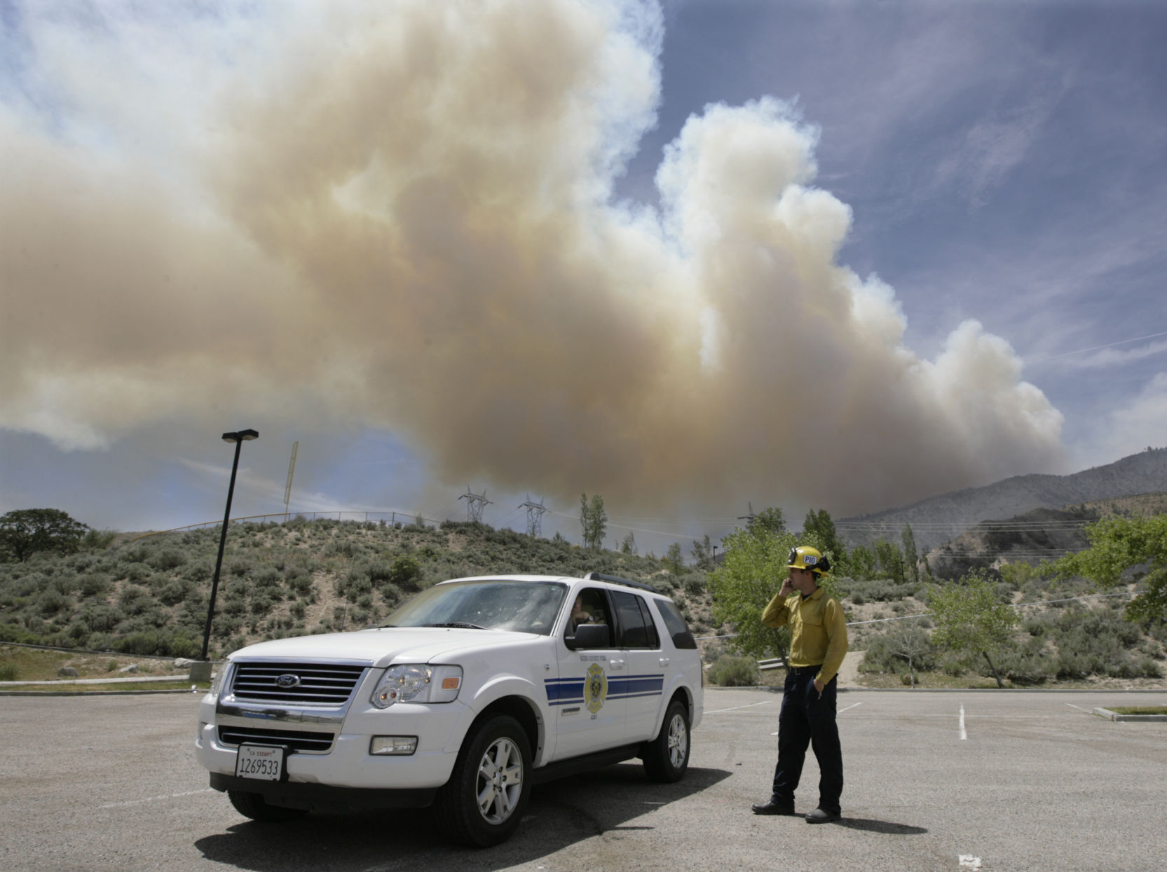 Fire line built around Grand Fire new blaze in Santa Clarita