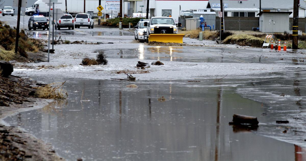 Rainfall leads to road closures, flash flood warning in Kern County