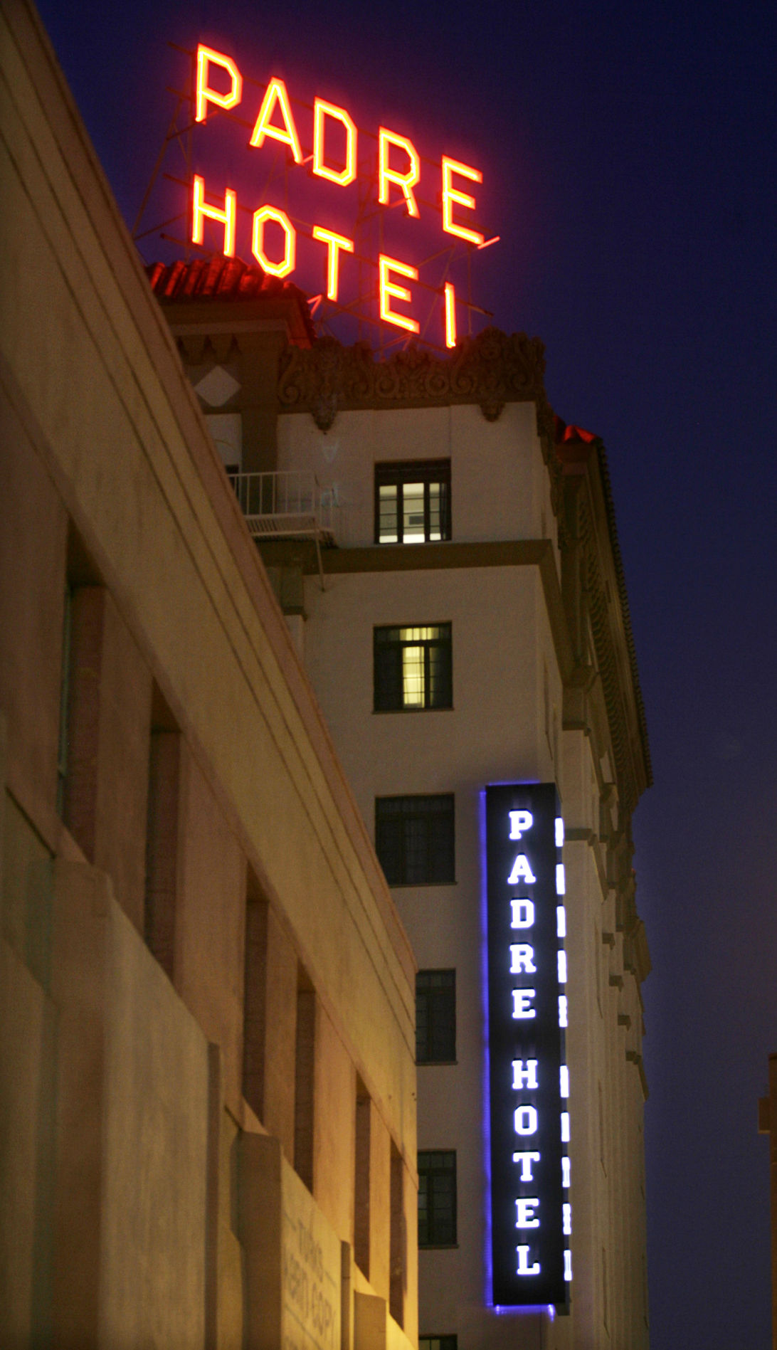 PHOTO GALLERY Vintage neon signs of Bakersfield