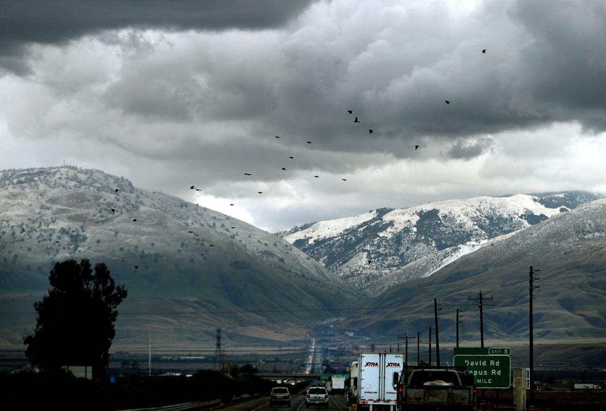 Snow keeps the Grapevine closed but CHP begins escorting ...
