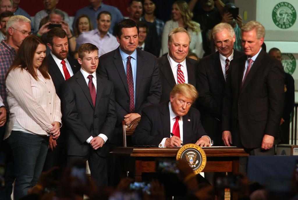 Trump Signs Declaration For Delivering More Northern California Water To Central Valley Farmers News Bakersfield Com
