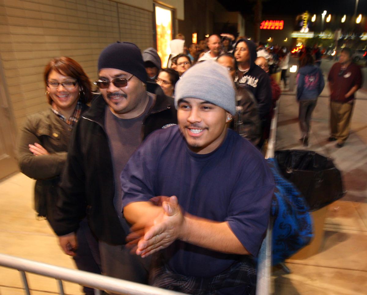 Black Friday Crowds Flock To Late Night Sales News Bakersfield Com