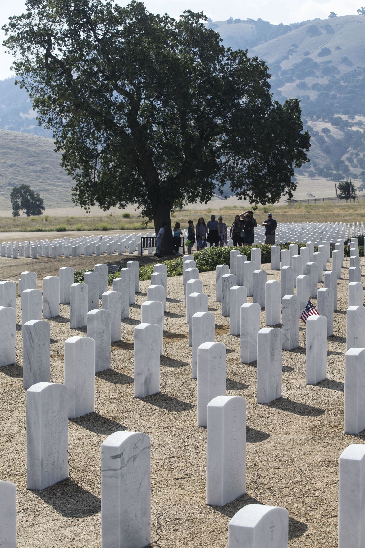 Bakersfield National Cemetery honors veterans with Memorial Day