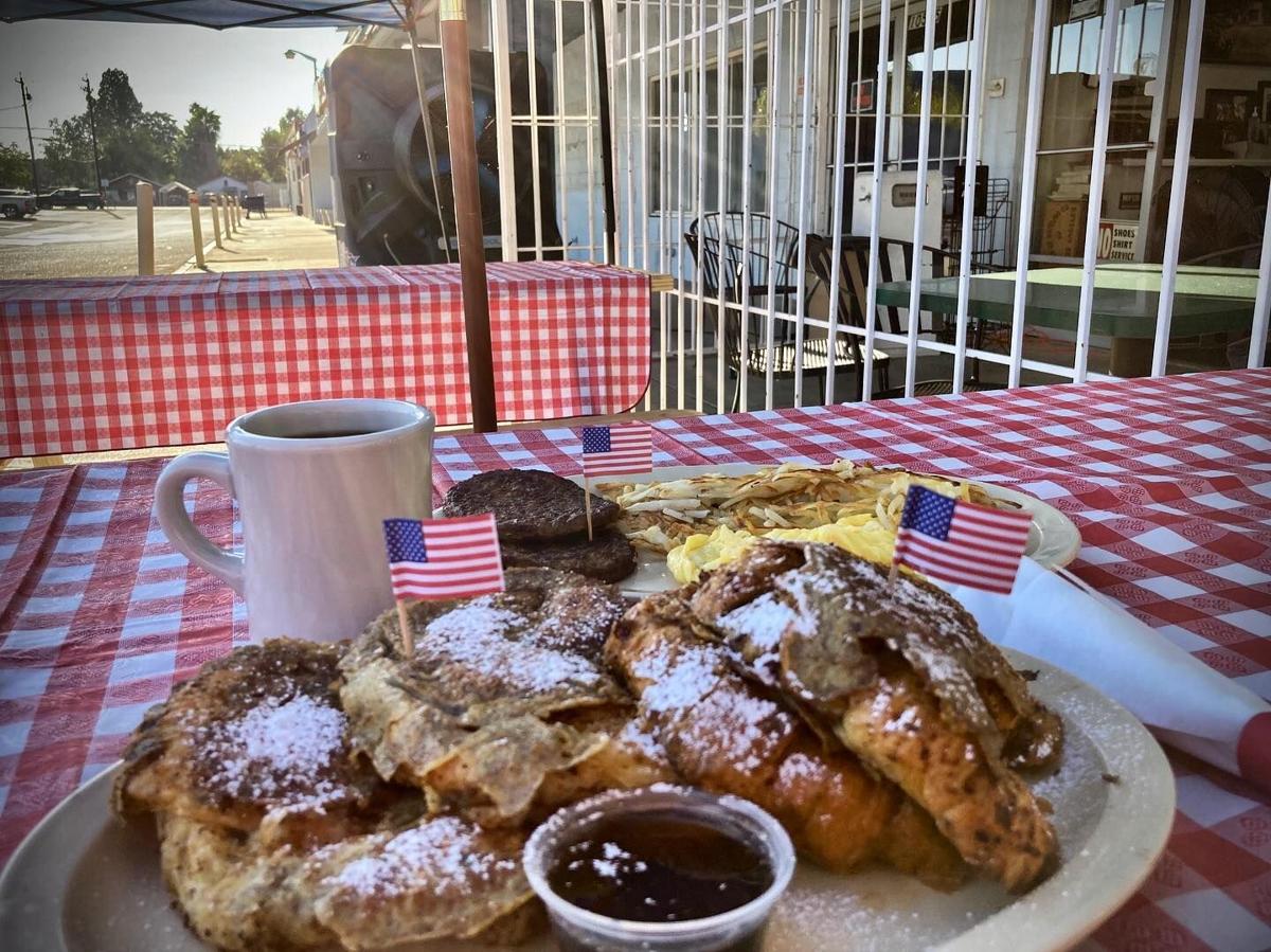 The Dish Outdoor Dining Is Hot Right Now Food Bakersfield Com