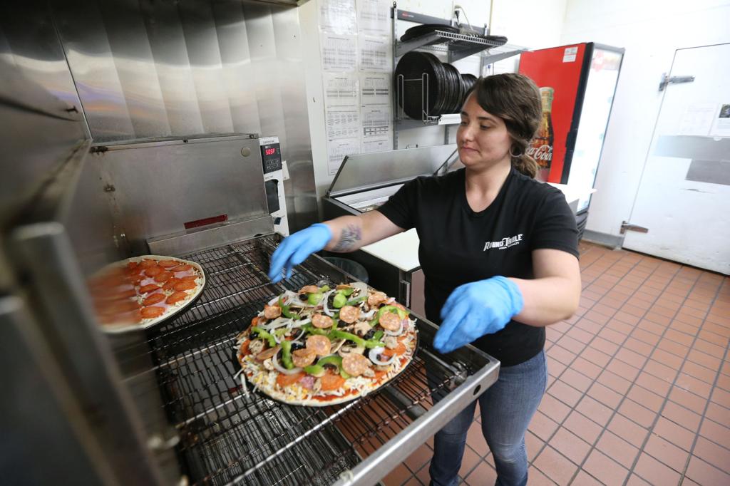 Pete L Round Table A Slice Above Other Chains Food Bakersfield Com Pete L Round Table A Slice Above, Round Table Take And Bake