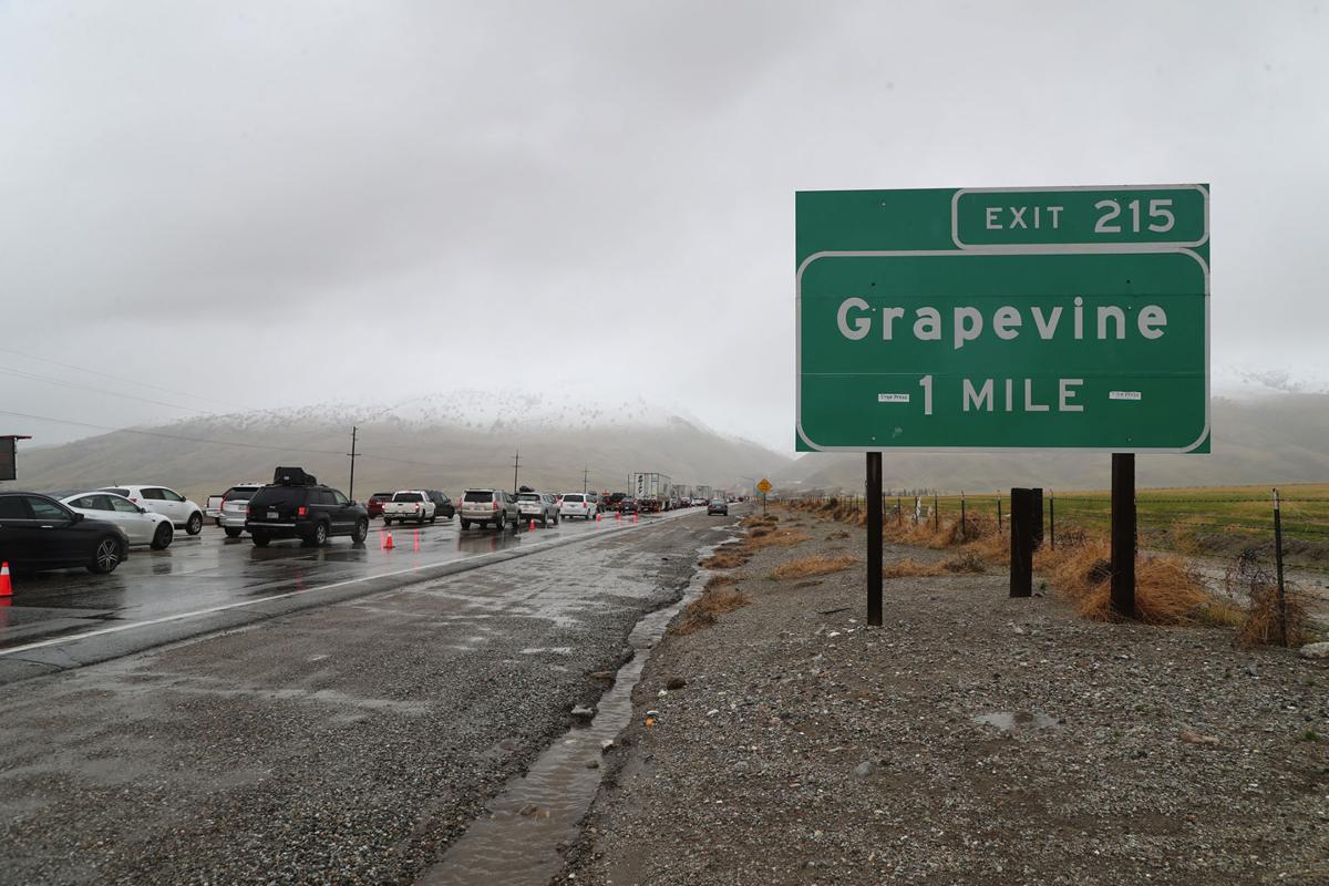 Snow keeps the Grapevine closed but CHP begins escorting ...