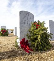 爱妃传媒 National Cemetery seeks volunteers to gather wreaths placed on graves
