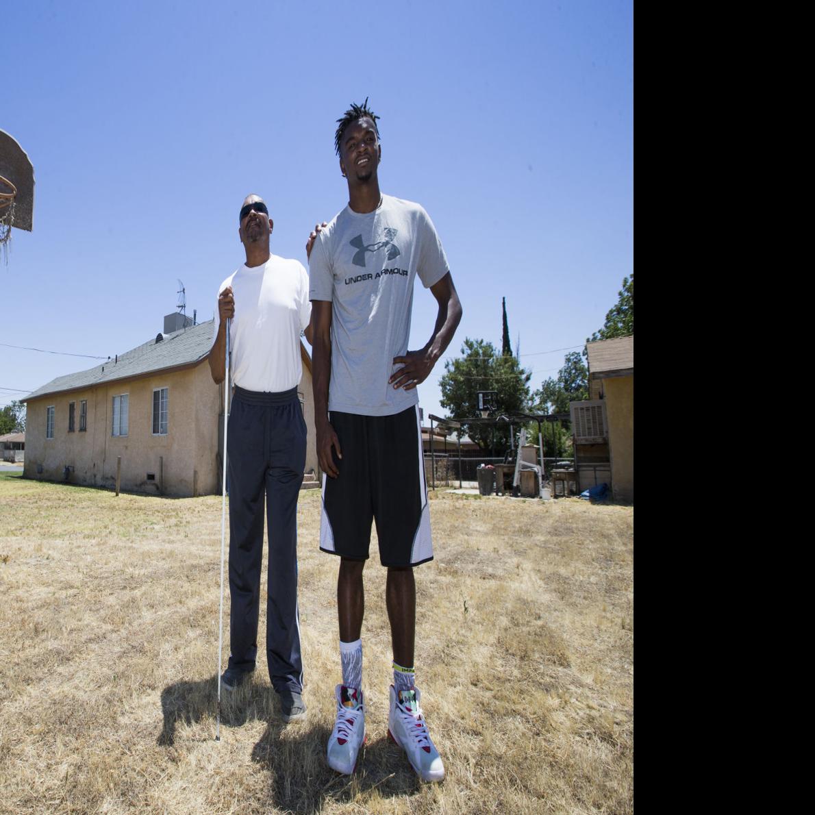 Hope Through Hoops How Braxton Huggins Has Gone From The East Side Of Bakersfield To A Budding Star In The College Basketball World Sports Bakersfield Com