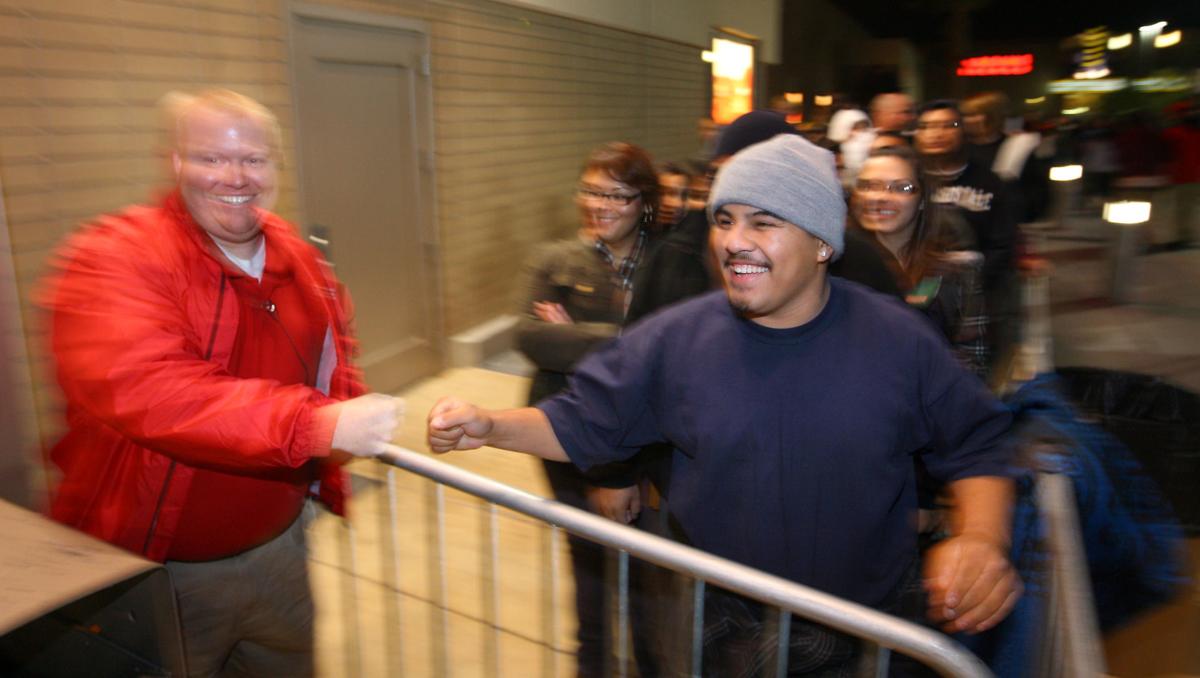Black Friday Crowds Flock To Late Night Sales News Bakersfield Com