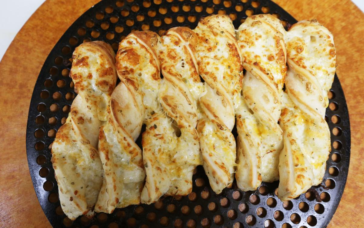 Pete L Round Table A Slice Above Other Chains Food Bakersfield Com Pete L Round Table A Slice Above, Round Table Garlic Twists Copycat Recipe