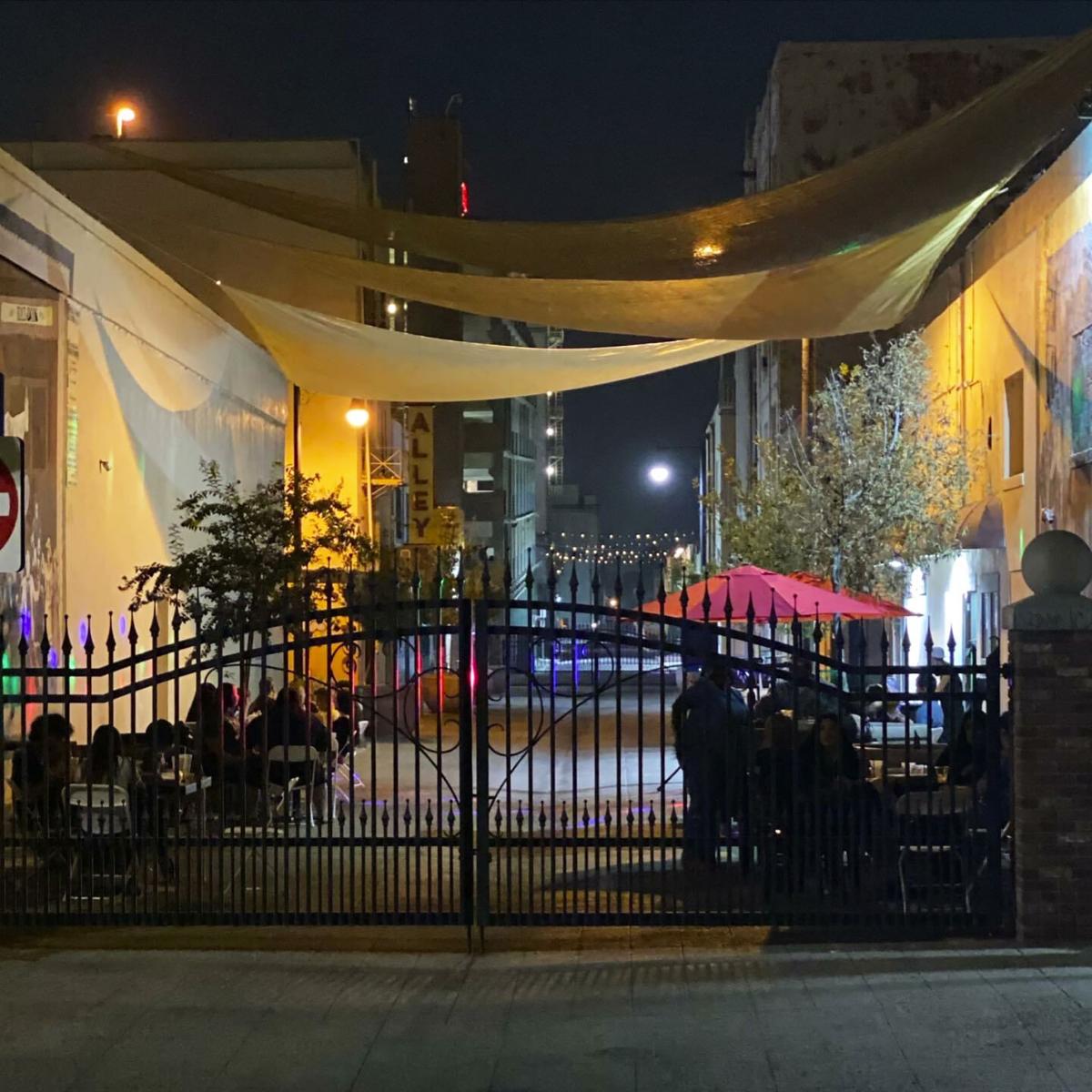 By Temporarily Closing Gates To Wall Street Alley Restaurants Aim To Open Up Outdoor Dining News Bakersfield Com