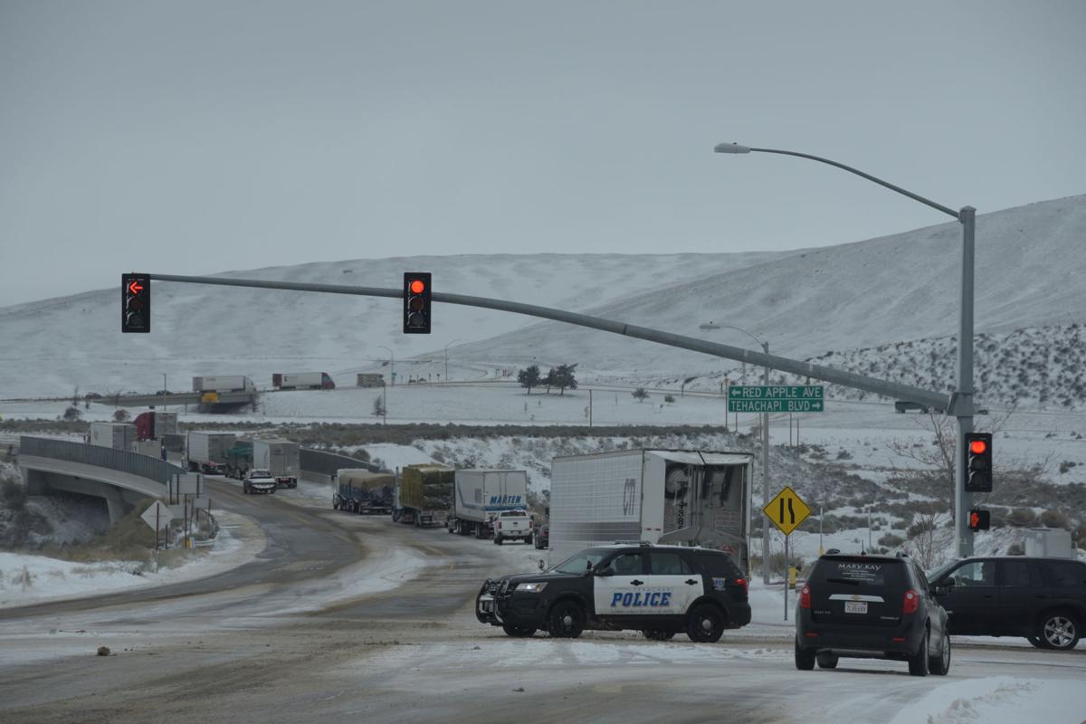 Snow keeps the Grapevine closed but CHP begins escorting ...