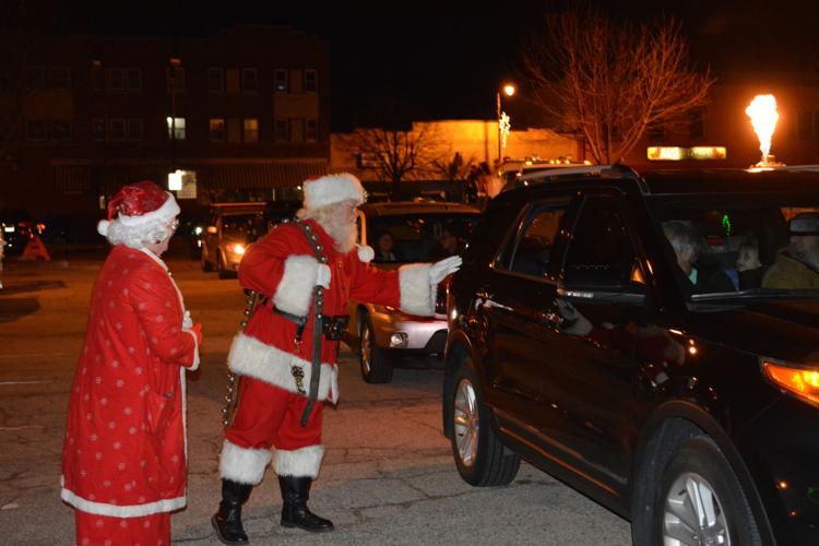 Holiday lighted parade draws large crowd of mobile spectators Local