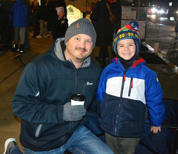Rockton lighted parade goes on in spite of light rain Illinois News
