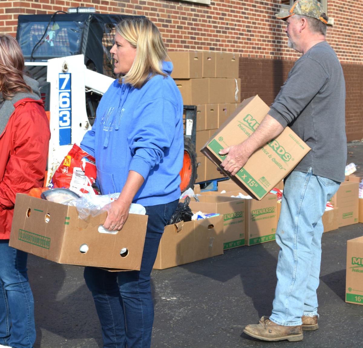 Volunteers Pitch In At South Beloit Food Pantry Local News Beloitdailynews Com