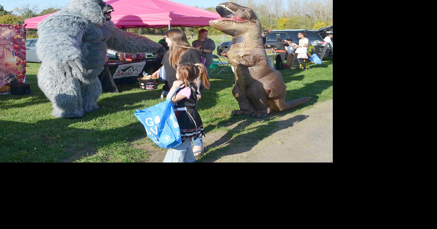 Gangs of goblins and mobs of monsters turn out for South Beloit Trunk ...