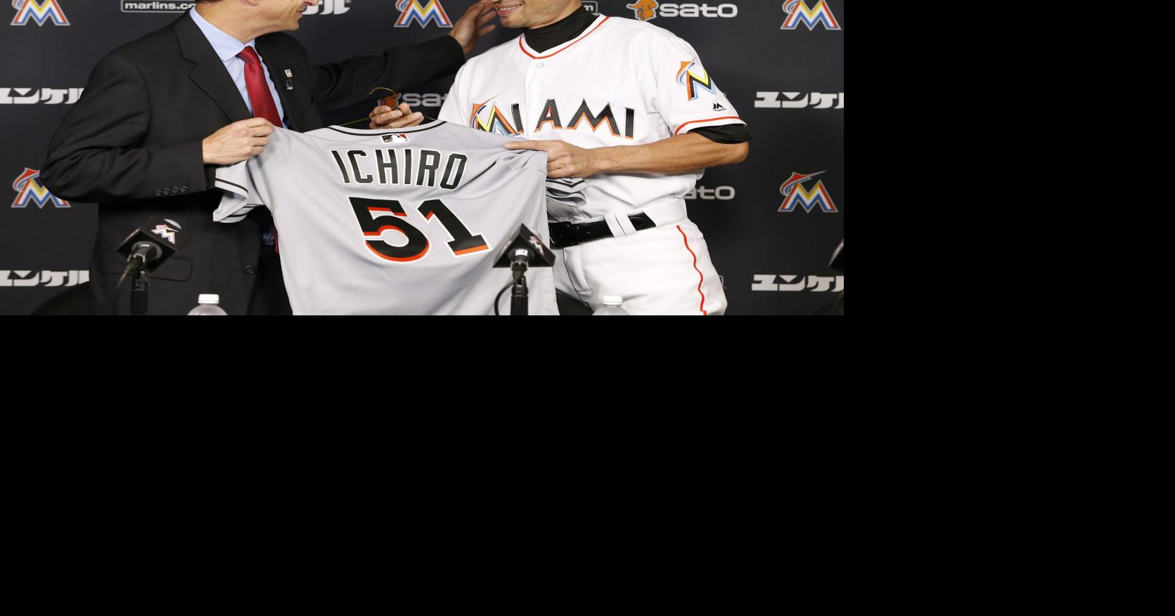 Ichiro, noted baseball history buff, gives to Hall, Sports
