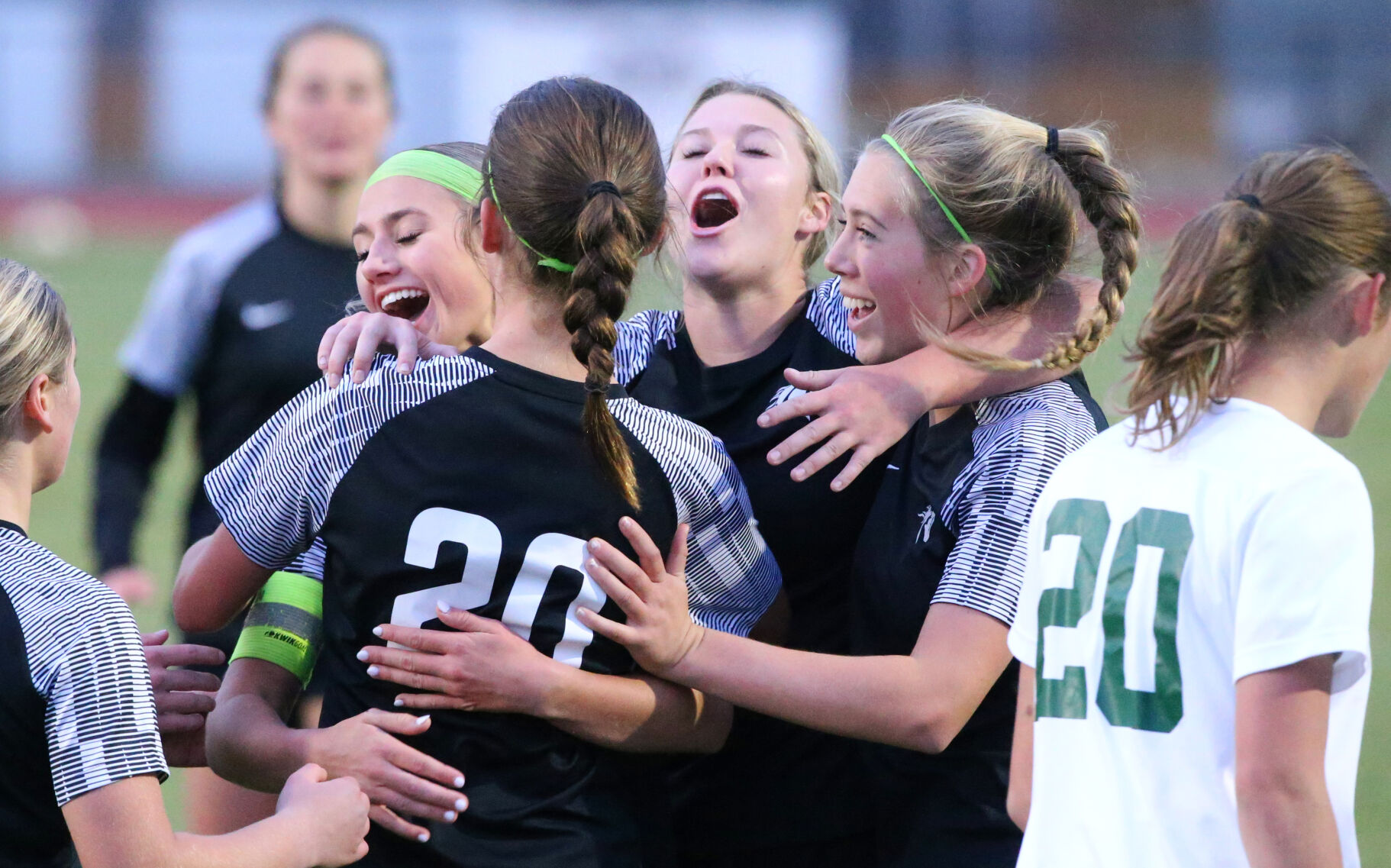 Girls soccer: Sisters headed back to state quarterfinals; Summit