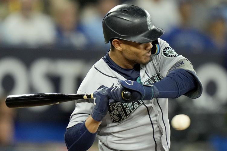 Castillo sharp, Mariners blank Jays 4-0 in wild-card opener