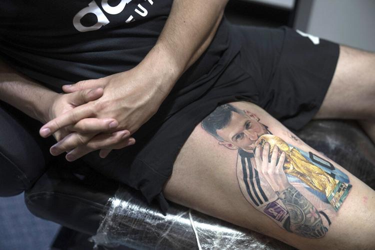 Emi Martinez makes lewd gesture after winning Golden Glove award following  Argentina's World Cup triumph