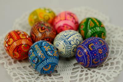 Colorful_Easter_eggs_on_a_doily.jpg