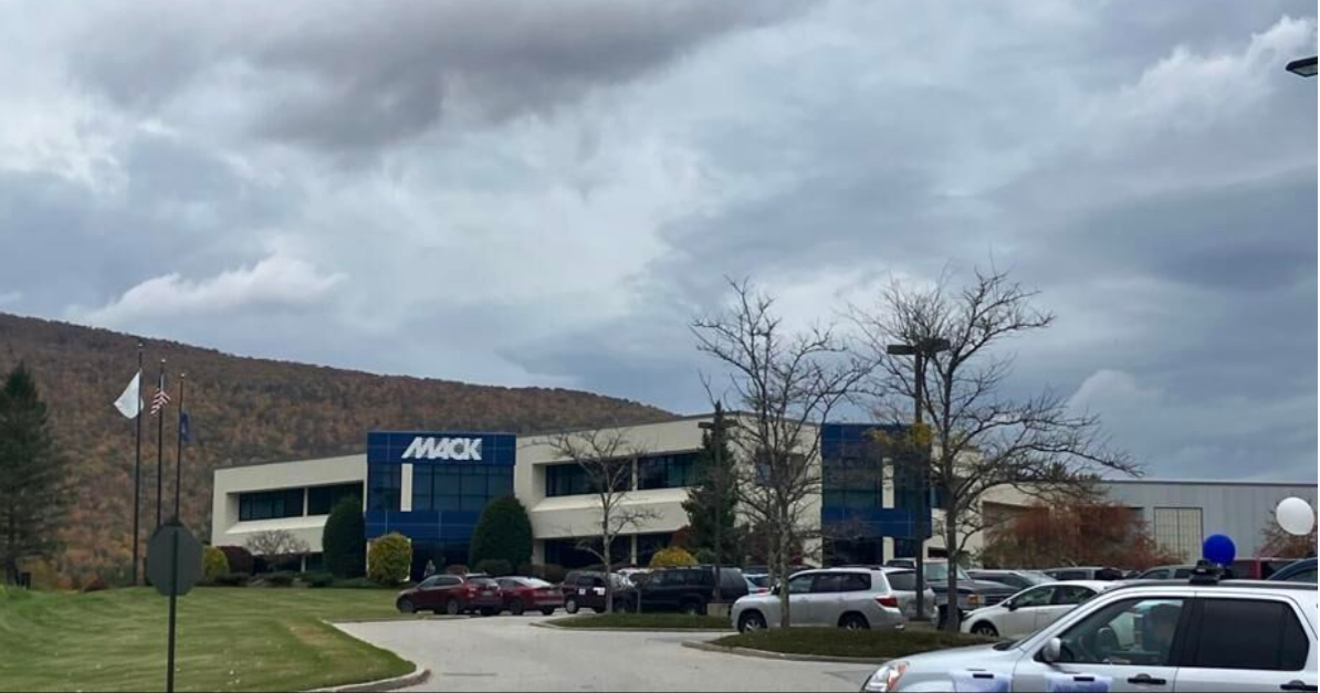 Mack Molding recognized for "Sustained Excellence" by Plastics News