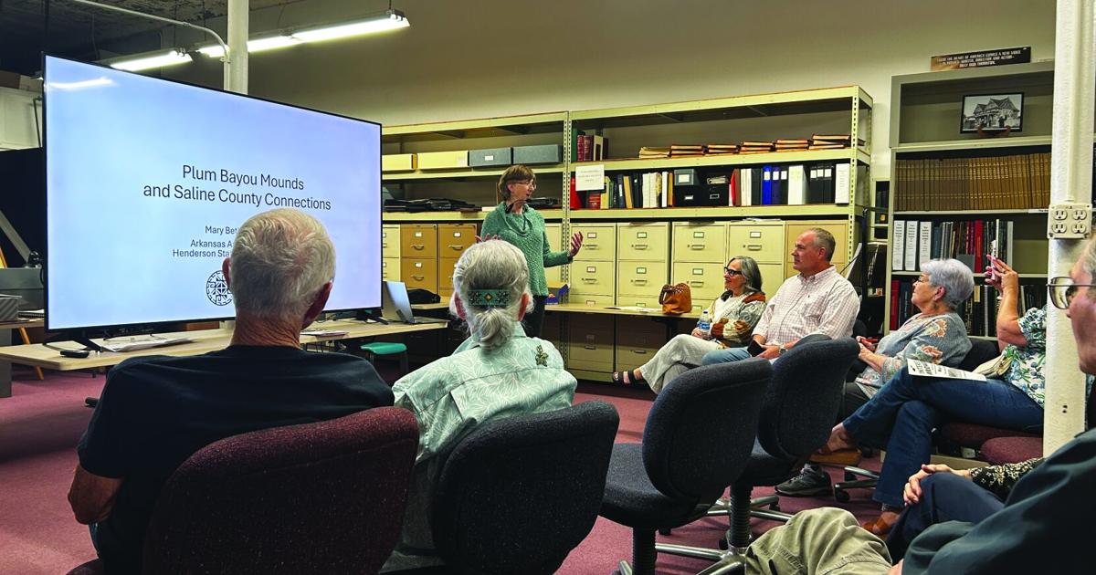 Археолог подчеркивает культуру Плам-Байу и связи округа Салин на собрании исторического общества