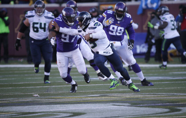 Seahawks Defeat Vikings 10-9 on Cold Ending