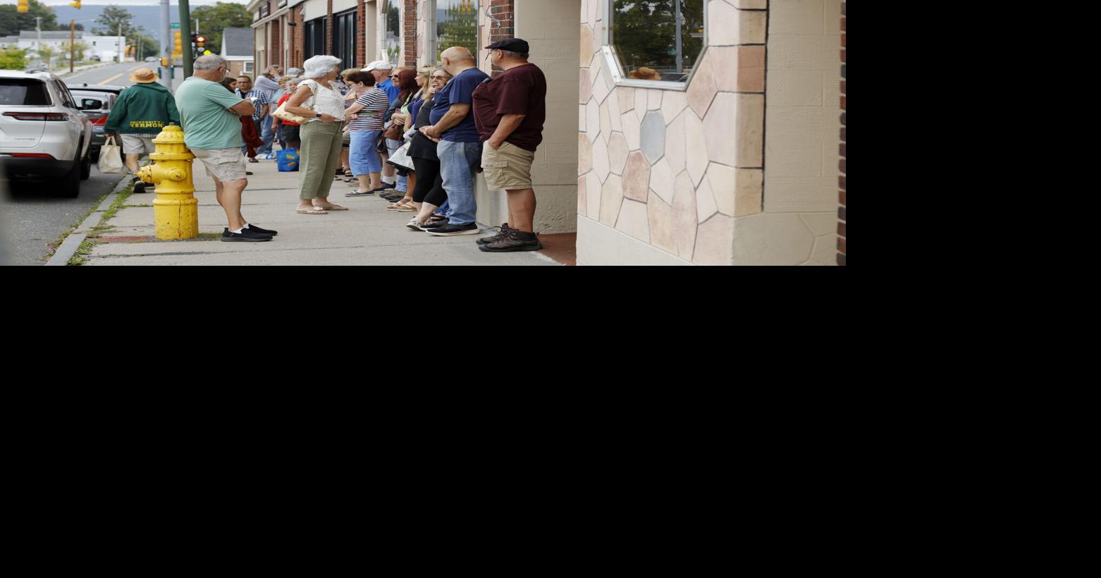people in line outside Highland restaurant