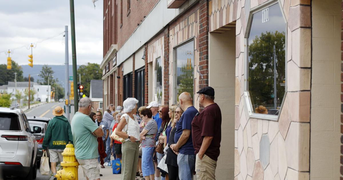 people in line outside Highland restaurant