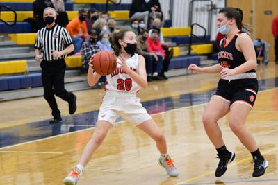 ashlynn lesure plays basketball