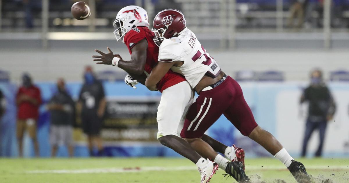 Analysis: Defense gave UMass football chance to win, but offense can't follow through