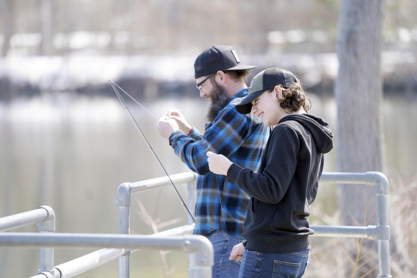 Ted Williams talks fishing with young girl - Digital Commonwealth