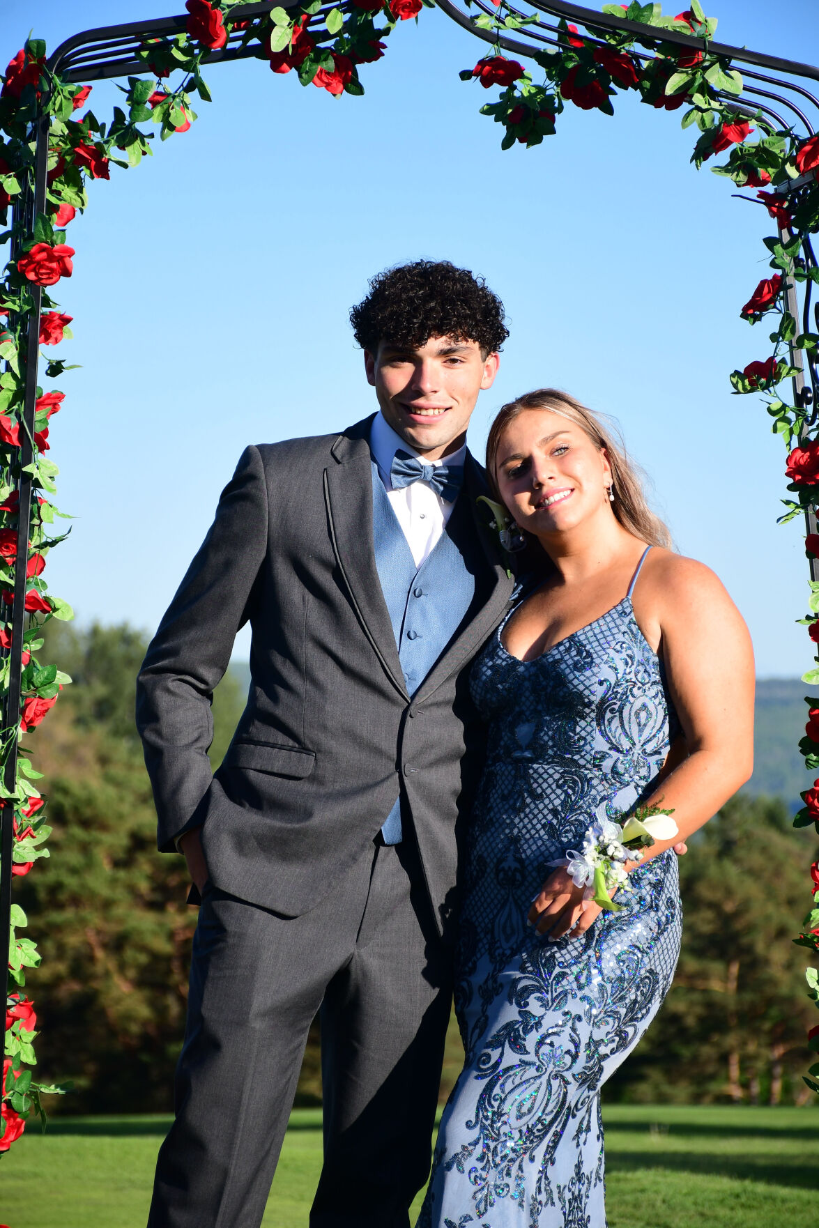 50+ Prom Poses To Copy For The Perfect Photos