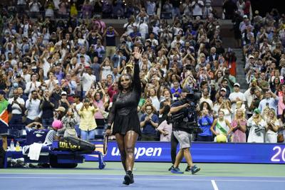 serena williams waves to crowd