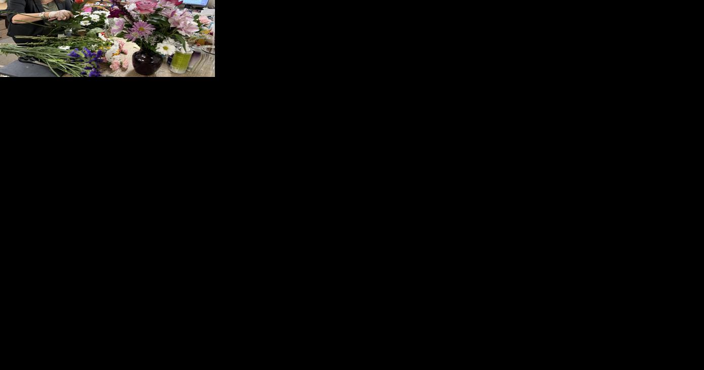 Pittsfield's Viale Florist surprises people with 400 free flowers as part of Petal It Forward initiative - Vimarsana News