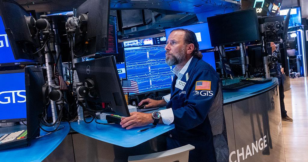 Main Street payrolls down, Wall Street markets up