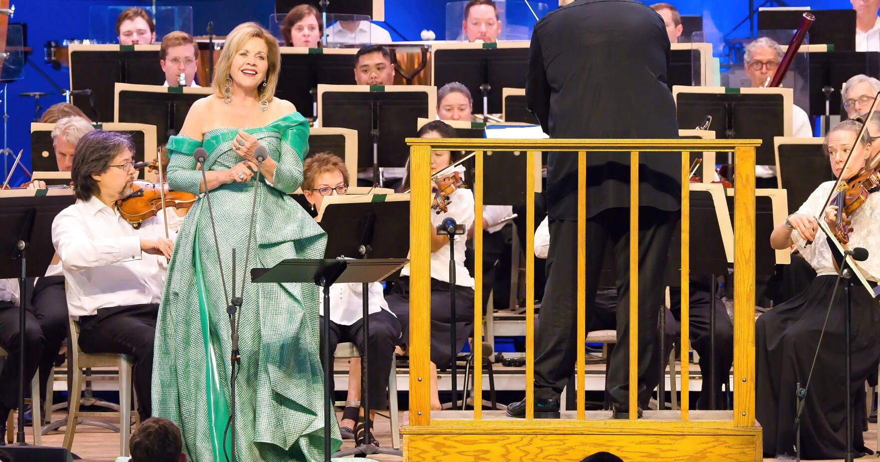 TANGLEWOOD REVIEW Soprano Ren e Fleming Violinist Anne Sophie Mutter TANGLEWOOD REVIEW Soprano Ren e Fleming Violinist Anne Sophie Mutter