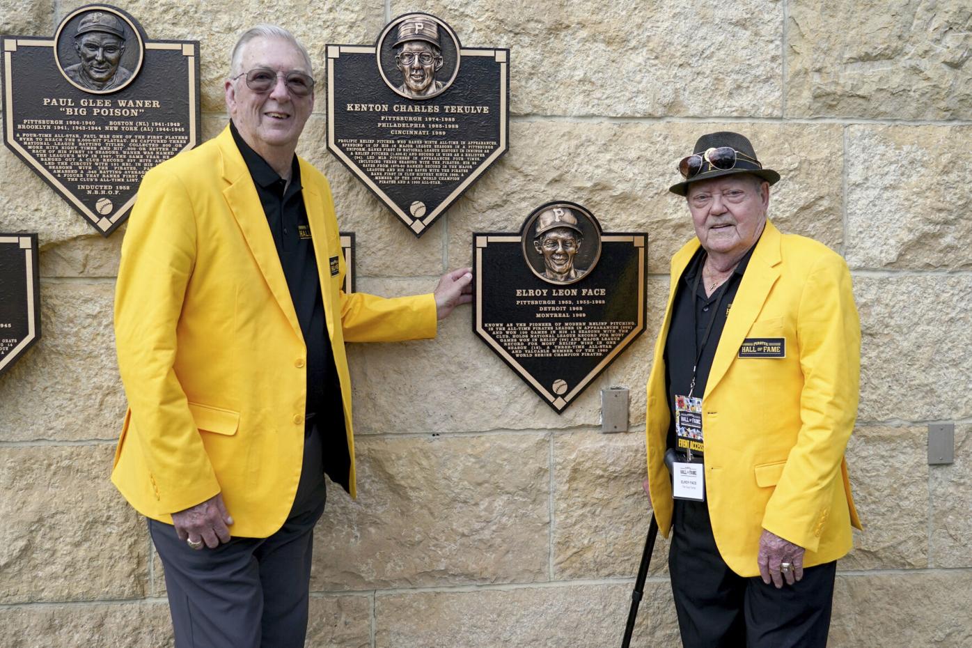 Tekulve throws out the ceremonial first pitch 