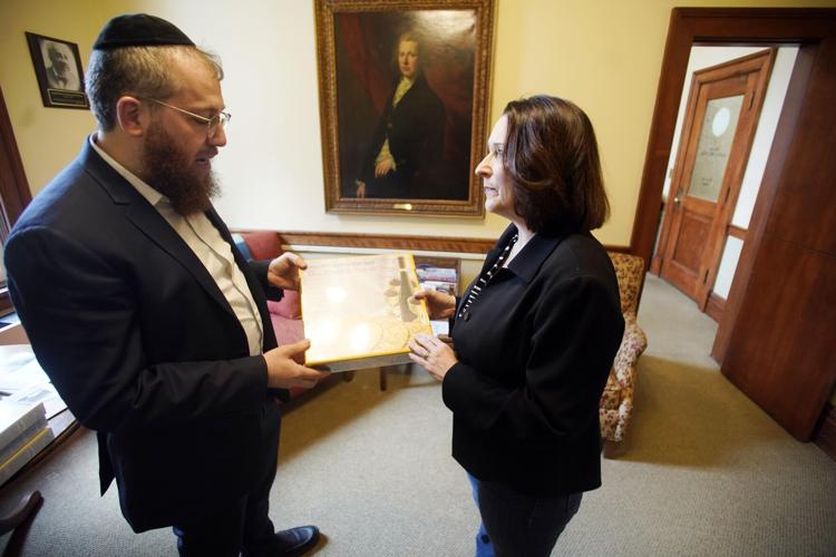 Rabbi gives gift to mayor