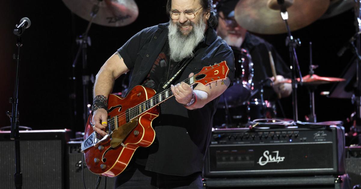 At The Mahaiwe, alt-country legend Steve Earle will blend music and memoir in acoustic performance