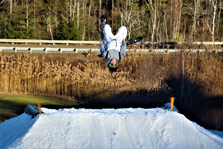 skiers does a backflip