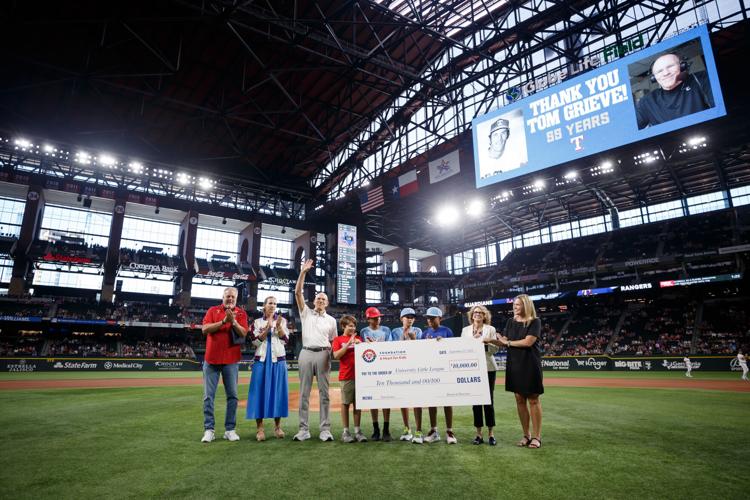 little leaguers with giant check